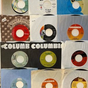 *45 RPM Vinyl Records. 12 total Chicago, Barry Manilow, Marvin Gaye, Flack & mo…